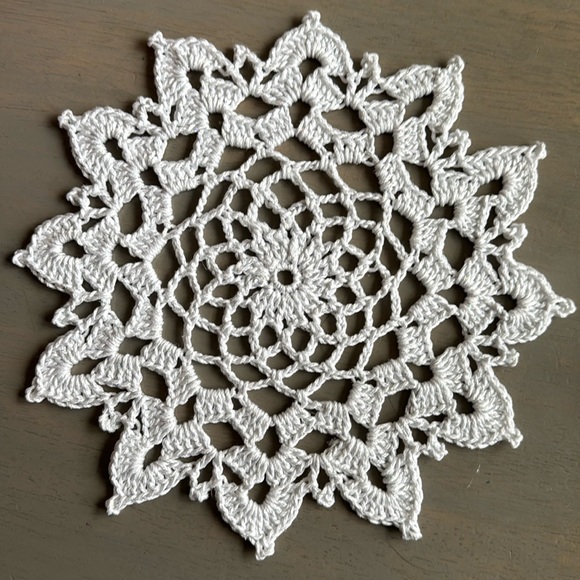 Hand Crafted Crocheted Doily / Trivet / Snowflake Christmas Decoration - Picture 4 of 8